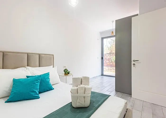 House Of Stones 8, Cozy 1br W Parking Apartment Himare